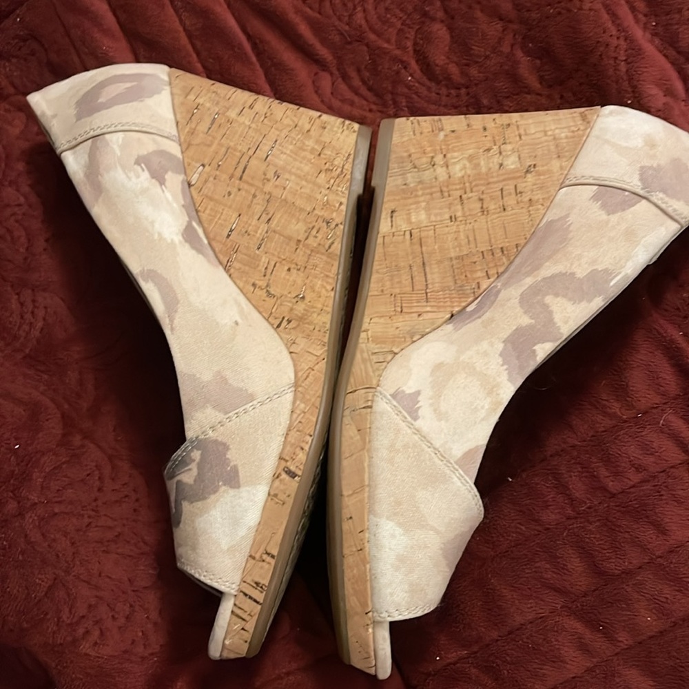 CORK WEDGE Tom's khaki camo canvas women’s size 8.5 Earthy Toned Camo Peep Toe